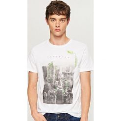 T-shirt z grafiką - Biały. T-shirty damskie marki Reserved. Za 39.99 zł.