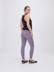 Legginsy z szerokim pasem - ciemnofioletowy. Fioletowe legginsy damskie Reserved, l, bez wzorów, z dzianiny. Za 119.99 zł.