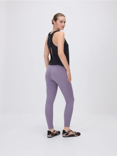 Legginsy z szerokim pasem - ciemnofioletowy. Fioletowe legginsy damskie Reserved, l, bez wzorów, z dzianiny. Za 119.99 zł.