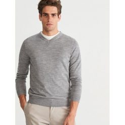 Sweter z wełny merynosa - Jasny szar. Szare swetry przez głowę męskie Reserved, z wełny. Za 129.99 zł.