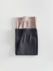 Dresowe spodnie z modalem - granatowy. Niebieskie spodnie dresowe damskie Reserved, l, bez wzorów, z dresówki. Za 119.99 zł.