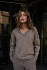 Sweter z ozdobnym dekoltem brązowy. Brązowe swetry damskie MOODO, xs, bez wzorów, z elastanu, bez kołnierzyka, bez ramiączek, bez kaptura. Za 139.99 zł.