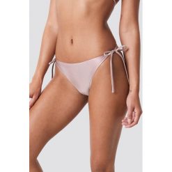 NA-KD Swimwear Dół bikini Shiny Triangle - Pink. Bikini damskie marki NA-KD Swimwear. W wyprzedaży za 22.40 zł.