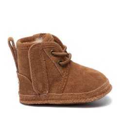 Śniegowce Ugg. Brązowe buty zimowe chłopięce UGG, bez wzorów, bez zapięcia. Za 349.99 zł.