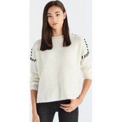Sweter z kontrastowym sznurowaniem - Kremowy. Swetry damskie Sinsay. W wyprzedaży za 19.99 zł.