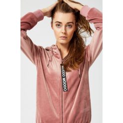 Bluza welurowa z kapturem. Bluzy damskie MOODO, s, bez wzorów, z weluru, z kapturem. Za 59.99 zł.