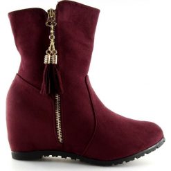 Czerwone Botki na koturnie bordowe AB02-36 Winered. Czerwone botki damskie ButyModne, przed kolano, bez obcasa, na koturnie, bez zapięcia. W wyprzedaży za 98.84 zł.