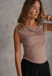 Beżowa Wiskozowa Bluzka z Drapowanym Dekoltem Typu Woda z Cyrkoniami Nasti. Brązowe t-shirty i topy dla dziewczynek Renee, bez wzorów, z tkaniny, bez ramiączek. Za 59.99 zł.