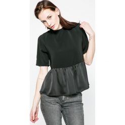Vero Moda - Top Bardot. Czarne topy damskie Vero Moda, z elastanu, z okrągłym kołnierzem, z krótkim rękawem. W wyprzedaży za 59.90 zł.