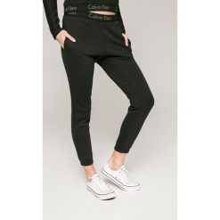 Calvin Klein Jeans - Spodnie. Jeansy damskie marki Calvin Klein Jeans. W wyprzedaży za 219.90 zł.