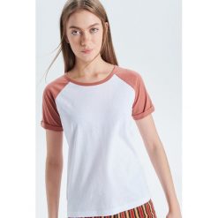 Koszulka z raglanowymi rękawkami - Biały. T-shirty damskie marki Cropp. Za 29.99 zł.
