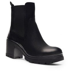 Botki Lasocki. Czarne botki damskie Lasocki, bez obcasa, na słupku, bez zapięcia. Za 269.99 zł.