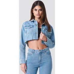 Sahara Ray x NA-KD Krótka kurtka jeansowa z surowym brzegiem - Blue. Niebieskie kurtki damskie Sahara Ray x NA-KD, z jeansu. Za 242.95 zł.