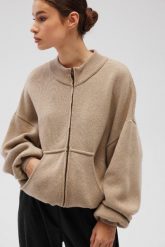 Sweter zapinany na zamek w kolorze BEIGE - TUMBLY. Brązowe swetry damskie Marsala, bez wzorów, z kaszmiru, bez kołnierzyka, bez ramiączek, bez kaptura. Za 589.90 zł.
