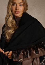 Czarny Bawełniano-Wiskozowy Szalik w Kształcie Trójkąta z Frędzlami Vetisara. Czarne szaliki i chusty damskie Renee, bez wzorów, z bawełny. Za 39.99 zł.