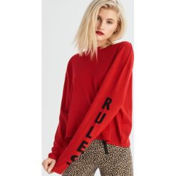 Sweter z napisami - Czerwony. Swetry damskie Sinsay. W wyprzedaży za 19.99 zł.