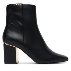 Botki DKNY. Czarne botki damskie DKNY, bez obcasa, na słupku, bez zapięcia. Za 659.99 zł.