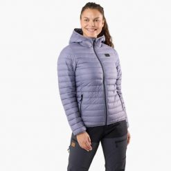 Kurtka outdoor hiking damska Swedemount Lofoten Hood Jacket wodoodporna. Czerwone kurtki damskie SWEDEMOUNT, bez wzorów, z puchu, bez kaptura, outdoorowe. W wyprzedaży za 449.99 zł.