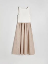 Sukienka midi - złamana biel. Sukienki damskie Reserved, l, bez wzorów, z dzianiny, bez kołnierzyka, bez ramiączek, midi. W wyprzedaży za 89.99 zł.