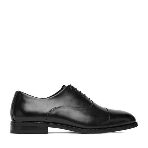 Półbuty GINO ROSSI. Czarne eleganckie półbuty Gino Rossi, wizytowe, bez zapięcia. Za 299.99 zł.