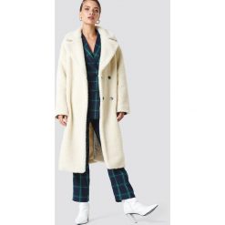 NA-KD Trend Płaszcz z dużym kołnierzem Teddy - White. Płaszcze damskie marki NA-KD Trend. Za 323.95 zł.