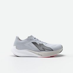 Buty do biegania damskie Kiprun KD900 light. Czarne obuwie sportowe damskie KIPRUN, bez wzorów, z kauczuku, do biegania. Za 489.99 zł.