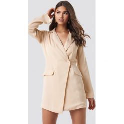 NA-KD Classic Asymetryczna sukienka o kroju marynarki - Beige. Sukienki damskie marki NA-KD Classic. Za 242.95 zł.