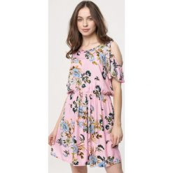 Różowa Sukienka Clear Up. Czerwone sukienki damskie Born2be, na lato, l, bez wzorów, z jeansu, street, bez kołnierzyka, bez ramiączek, mini. Za 39.99 zł.