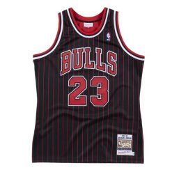 Koszulka Mitchell&Ness Jordan Chicago Bulls 95/96-AJY4AC18126-CBUBLCK96MJO. Czarne koszulki sportowe męskie Mitchell & Ness, bez wzorów, bez kołnierzyka, bez ramiączek, do koszykówki. Za 1,378.85 zł.