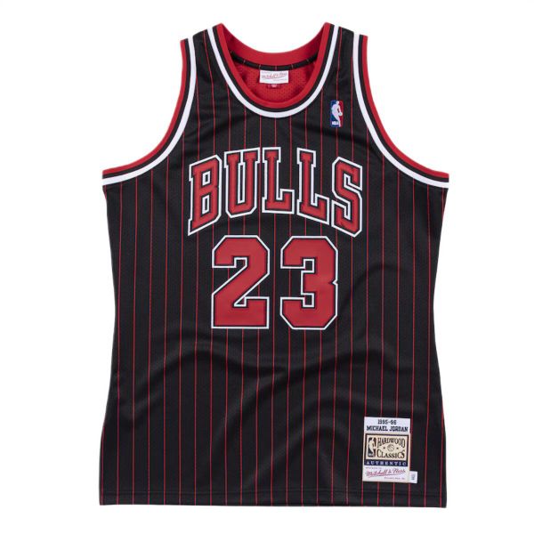 Koszulka Mitchell&Ness Jordan Chicago Bulls 95/96-AJY4AC18126-CBUBLCK96MJO. Czarne koszulki sportowe męskie Mitchell & Ness, bez wzorów, bez kołnierzyka, bez ramiączek, do koszykówki. Za 1,378.85 zł.