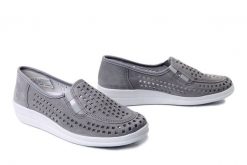 COMFORTABEL 941637-09 grau, półbuty damskie. Szare półbuty damskie Comfortabel, w ażurowe wzory, ze skóry, bez obcasa, na koturnie, bez zapięcia. Za 263.42 zł.