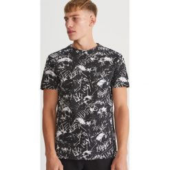 T-shirt z nadrukiem - Czarny. Czarne t-shirty męskie Reserved, z nadrukiem. Za 49.99 zł.