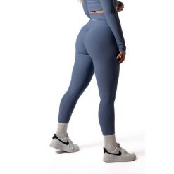 Damskie legginsy bezszwowe prążkowane z efektem scrunch – błękitny. Niebieskie legginsy sportowe damskie AESTHETIC WOLF, xl, bez wzorów, z dzianiny, z podwyższonym stanem, długie, na fitness i siłownię. Za 119.99 zł.