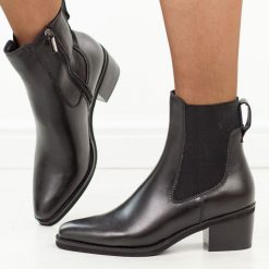 Czarne skórzane botki damskie Cambell 19491. Czarne botki damskie Cambell, na jesień, z gumy, eleganckie, ze szpiczastym noskiem, bez obcasa, na obcasie, bez zapięcia. Za 319.00 zł.