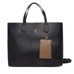 Torebka Tommy Hilfiger. Czarne torebki do ręki damskie Tommy Hilfiger, bez wzorów, klasyczne, bez dodatków. Za 699.99 zł.