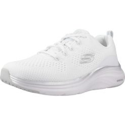 Buty SKECHERS 150025S Biały. Białe obuwie sportowe damskie Skechers, bez wzorów, z materiału, trekkingowe, Skechers Sport. W wyprzedaży za 334.90 zł.