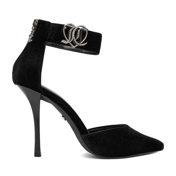 Szpilki Juicy Couture. Czarne szpilki damskie Juicy Couture, bez wzorów, bez obcasa, bez zapięcia. Za 249.99 zł.