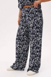 Spodnie "echo granatu" z kompletu Riva - wakacyjny styl, wygoda i lekkość PLUS SIZE XXL OVERSIZE. Spodnie materiałowe damskie Moda Size Plus Iwanek, l, bez wzorów, z jeansu, z podwyższonym stanem. Za 219.90 zł.