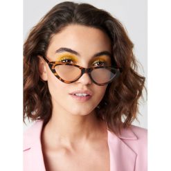 Emilie Briting x NA-KD Okulary przeciwsłoneczne kocie oczy - Brown. Brązowe okulary przeciwsłoneczne damskie Emilie Briting x NA-KD. Za 60.95 zł.