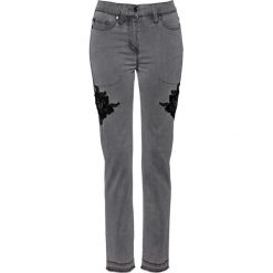 Dżinsy z aksamitną aplikacją bonprix szary denim. Szare jeansy damskie bonprix. Za 159.99 zł.