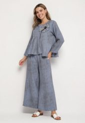 Niebieski Komplet Bluzka z Rozkloszowanym Dołem i Aplikacją Kwiatka i Luźne Spodnie Ravirisa. Niebieskie bluzki damskie Born2be, s, z aplikacjami, z materiału, eleganckie, bez kołnierzyka, bez ramiączek. Za 159.99 zł.