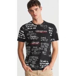 T-shirt z napisami - Czarny. T-shirty męskie marki Reserved. Za 49.99 zł.