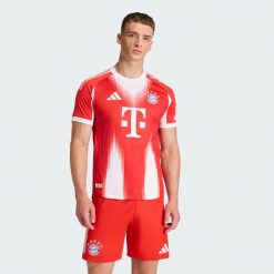 Koszulka FC Bayern 25/26 Home Authentic. Czerwone koszulki sportowe męskie Adidas, bez wzorów, bez kołnierzyka, bez ramiączek, do piłki nożnej. Za 454.30 zł.