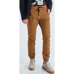 Spodnie joggery - Żółty. Spodnie materiałowe męskie marki Cropp. Za 129.99 zł.