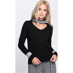 Czarny Sweter Striking Up. Czarne swetry damskie Born2be, l, bez wzorów, z dzianiny, bez kołnierzyka, bez ramiączek, bez kaptura. Za 29.99 zł.