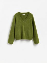 Sweter z raglanowym rękawem - oliwkowy. Zielone swetry damskie Reserved, l, bez wzorów, z dzianiny, bez kołnierzyka, bez ramiączek, bez kaptura. Za 119.99 zł.