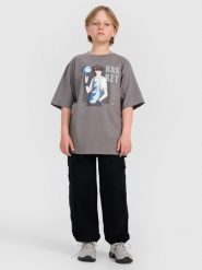 4F Spodnie casual cargo chłopięce - czarne 122 (6-7 lat). Czarne spodnie sportowe dla chłopców 4f, bez wzorów, z bawełny, casualowe. W wyprzedaży za 99.99 zł.