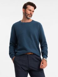 Męski sweter RELAXED FIT z dzianiny o diamentowym splocie – granatowy V2 OM-SWSW-0110 - XXL. Niebieskie swetry przez głowę męskie Ombre Clothing, l, z aplikacjami, z bawełny, bez kołnierzyka. W wyprzedaży za 69.99 zł.