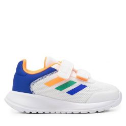 Sneakersy adidas. Białe trampki i tenisówki chłopięce Adidas, bez wzorów, bez zapięcia. Za 109.99 zł.