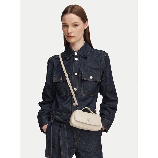 Torebka Calvin Klein. Białe torebki do ręki damskie Calvin Klein, bez wzorów, klasyczne, bez dodatków. Za 368.99 zł.
